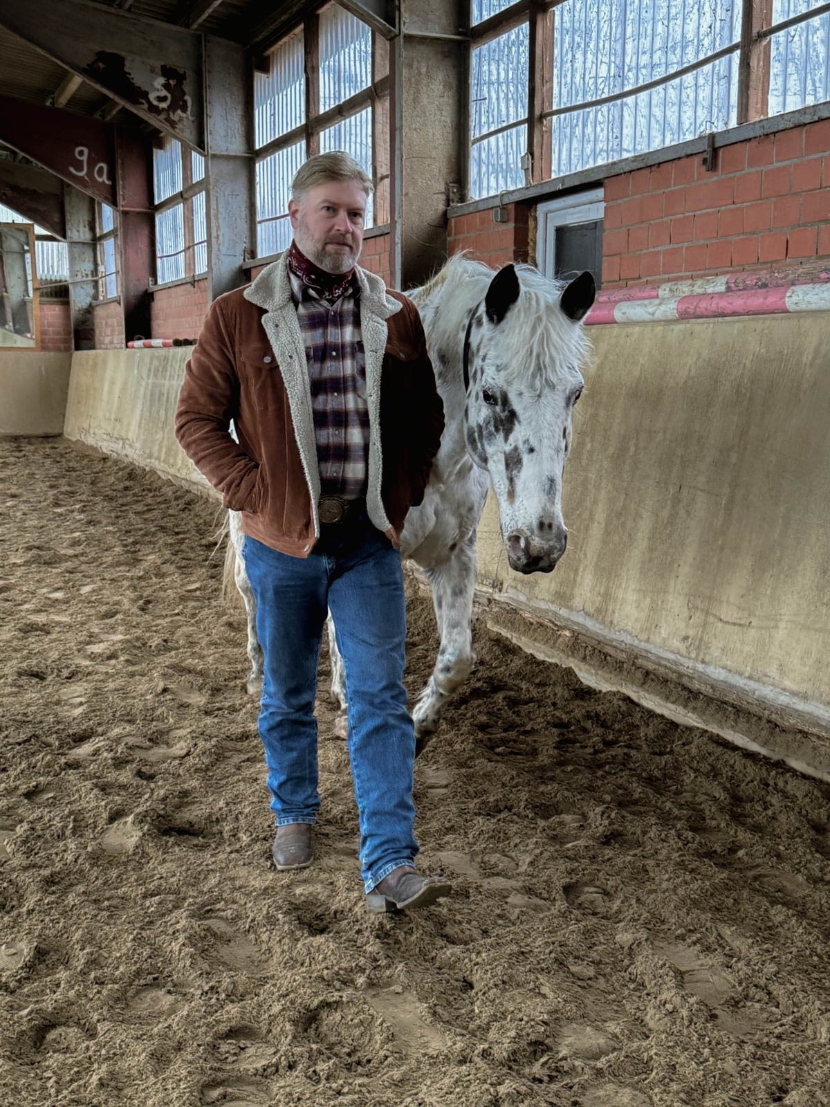 Marc und Spirit gehen gemeinsam durch die Reithalle